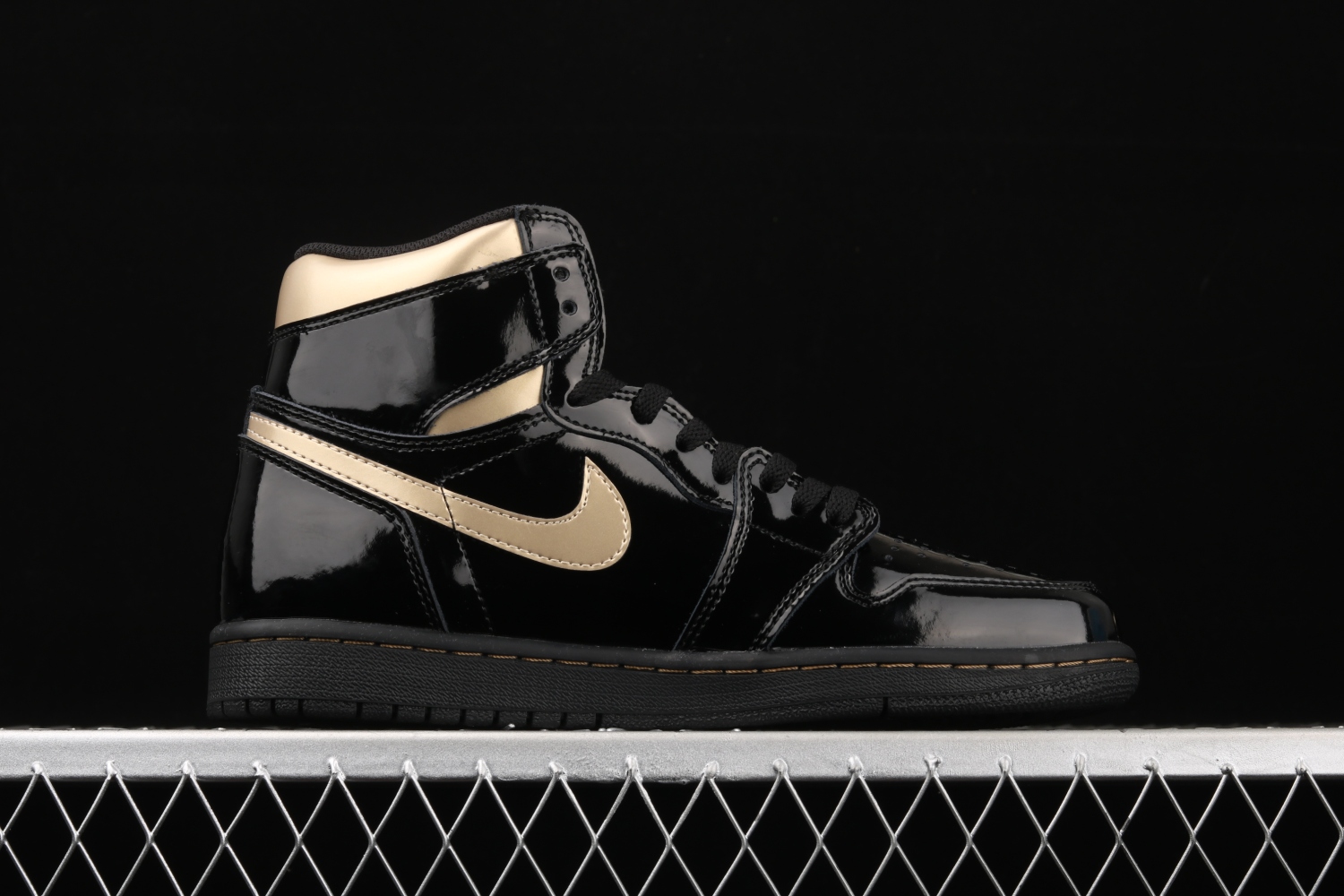 Jordan 1 Retro High Black Metallic Gold (2020) 555088-032