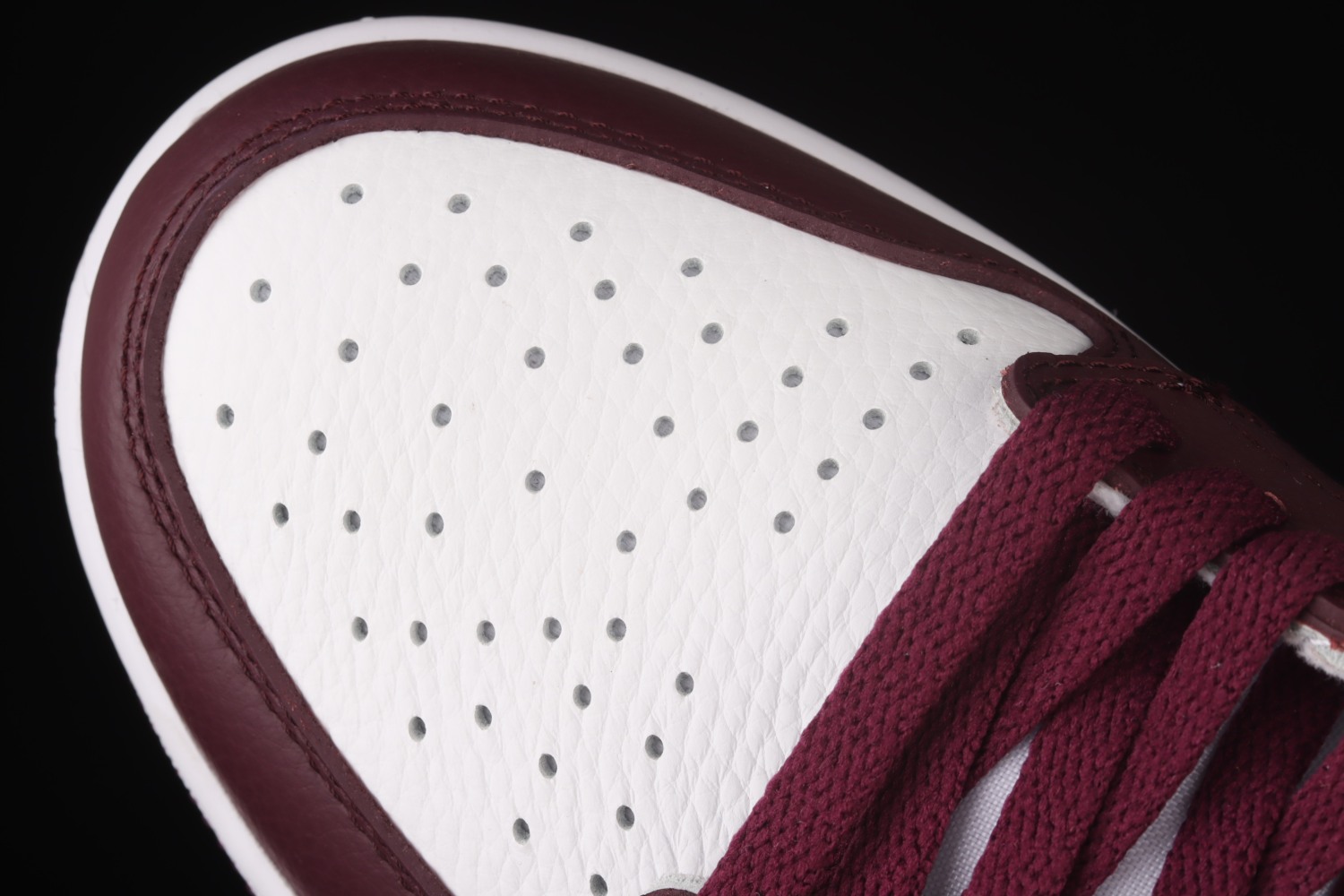 Jordan 1 Retro High OG Bordeaux 555088-611