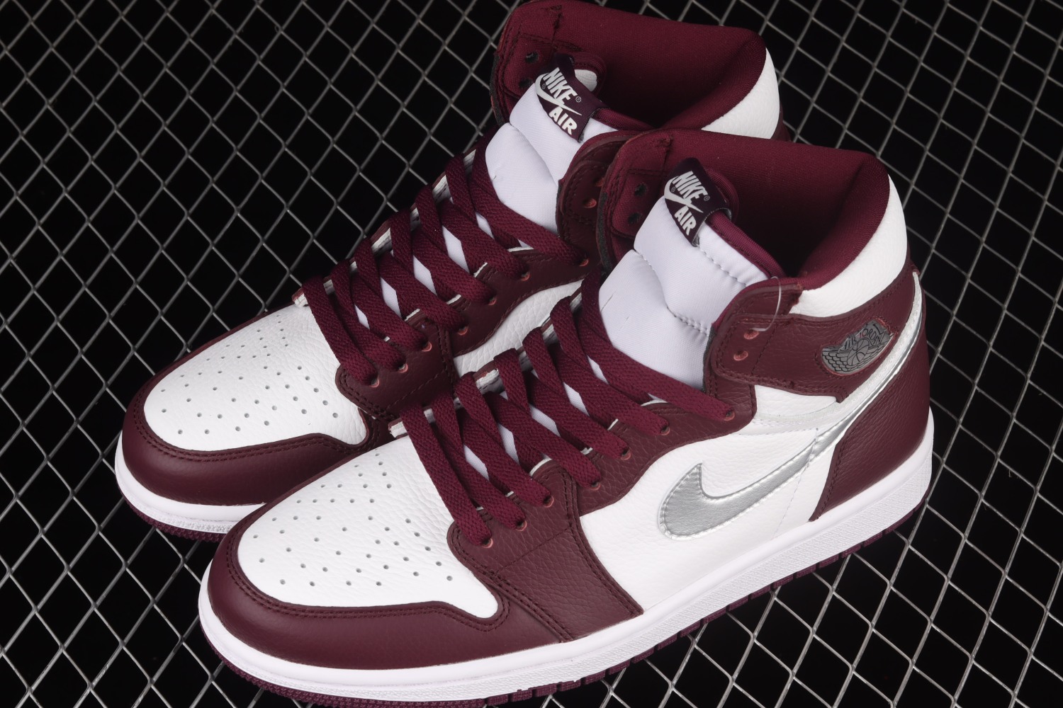 Jordan 1 Retro High OG Bordeaux 555088-611