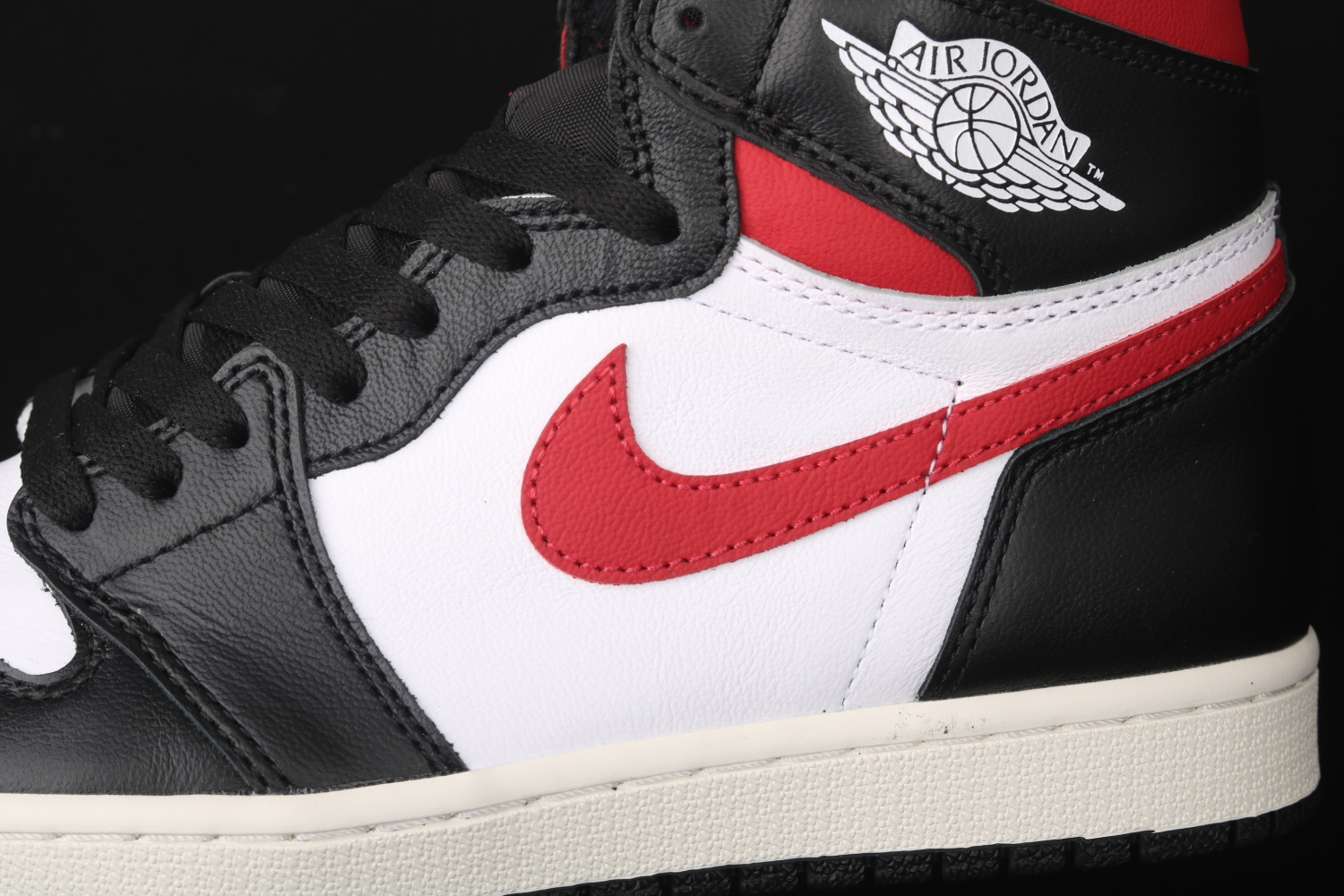 Jordan 1 Retro High Black Gym Red 555088-061