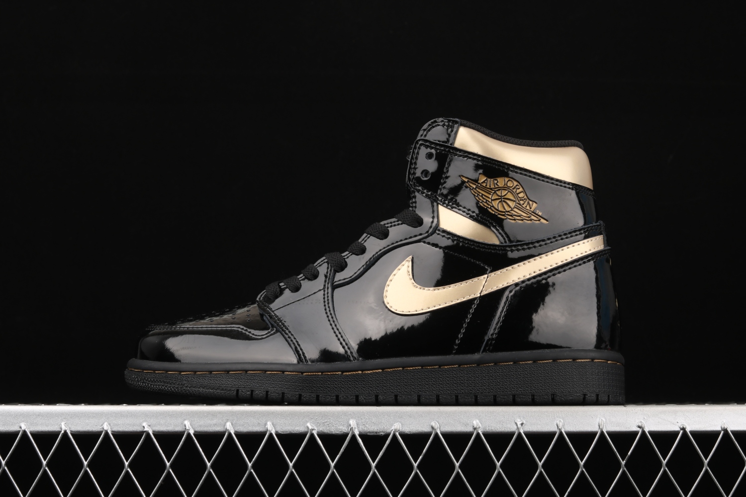 Jordan 1 Retro High Black Metallic Gold (2020) 555088-032