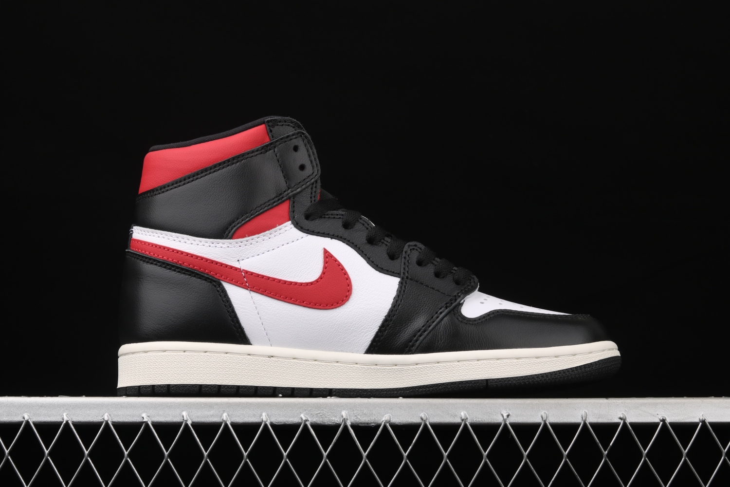 Jordan 1 Retro High Black Gym Red 555088-061