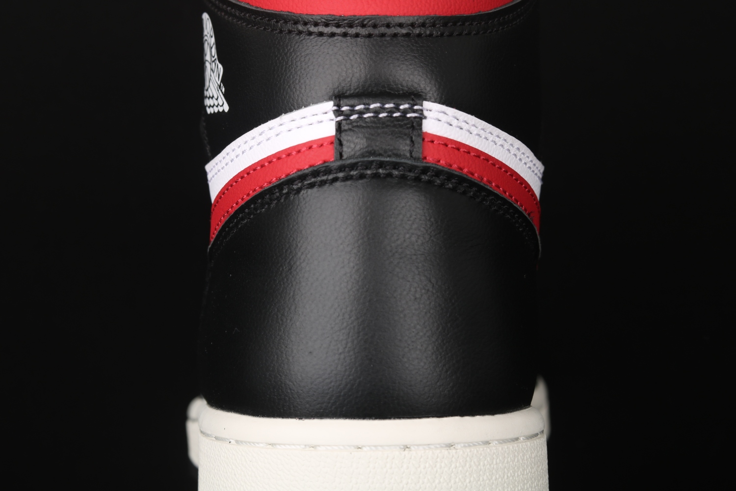 Jordan 1 Retro High Black Gym Red 555088-061