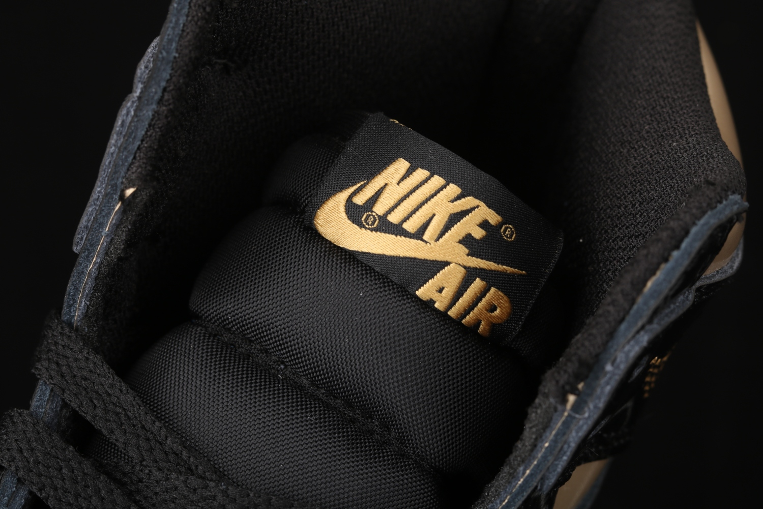 Jordan 1 Retro High Black Metallic Gold (2020) 555088-032