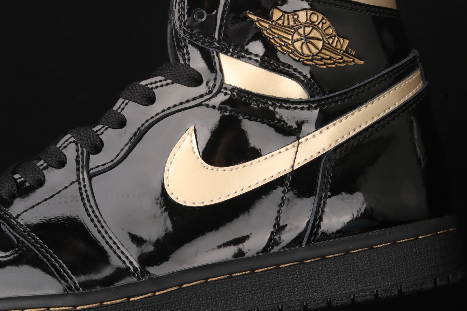 Jordan 1 Retro High Black Metallic Gold (2020) 555088-032