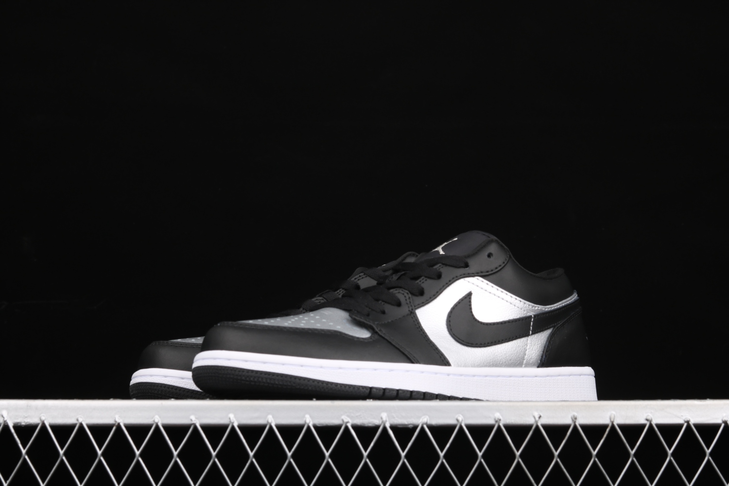 Jordan 1 Low SE Black Metallic Silver (W) DA5551-001