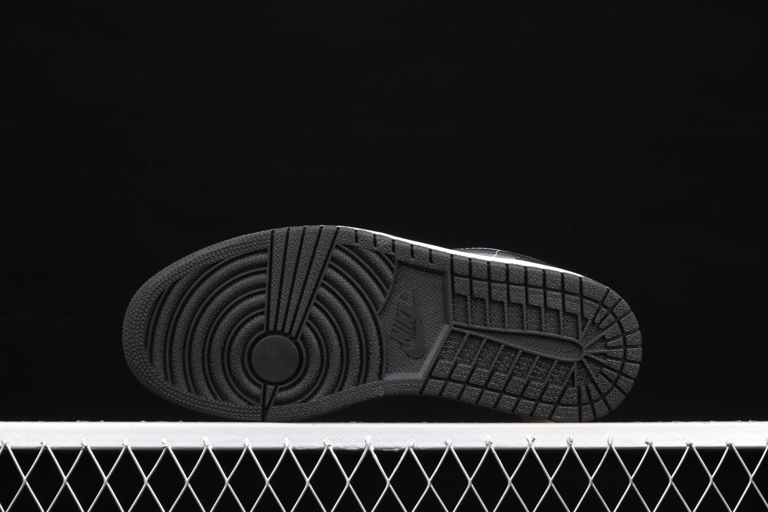 Jordan 1 Low SE Black Metallic Silver (W) DA5551-001