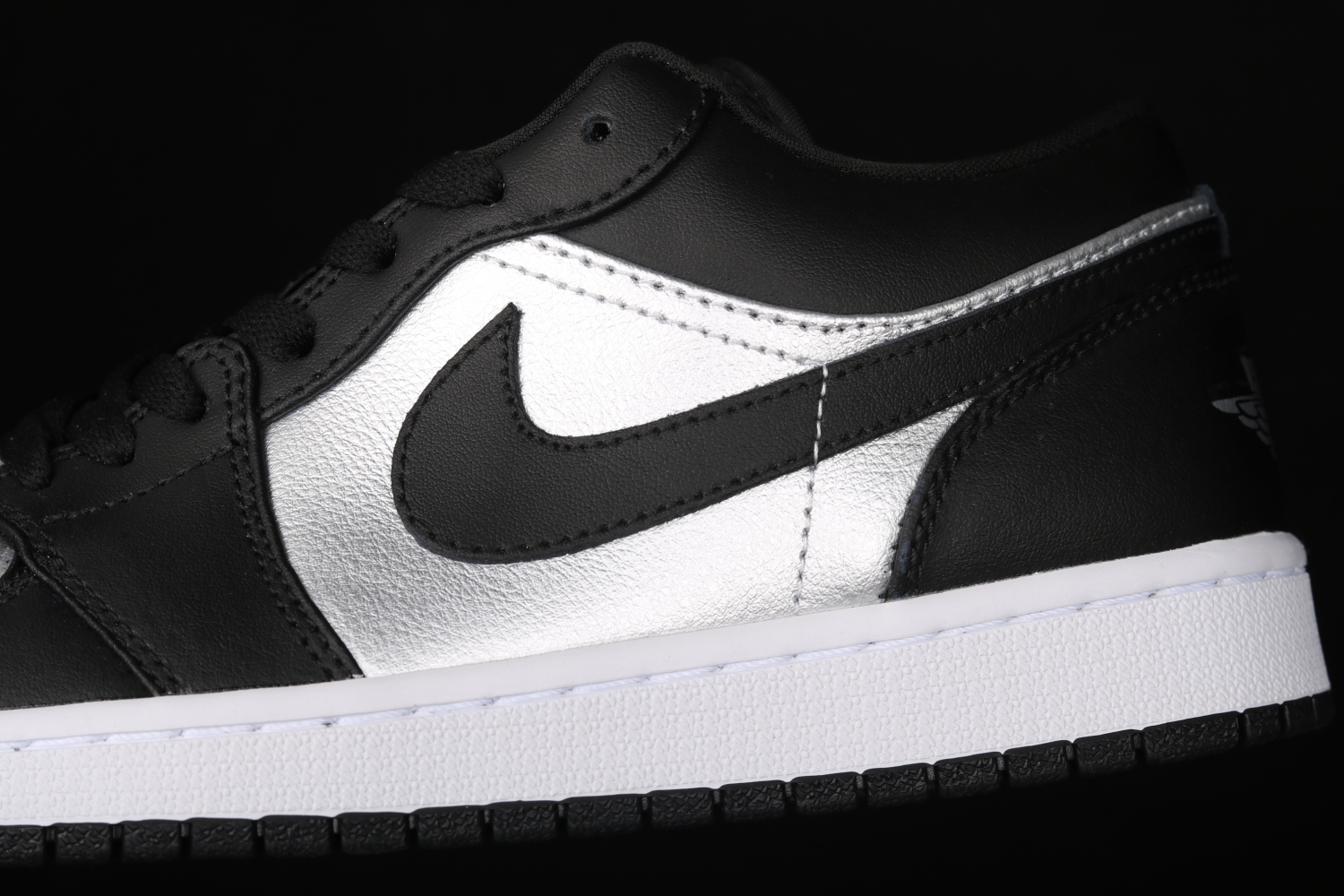 Jordan 1 Low SE Black Metallic Silver (W) DA5551-001