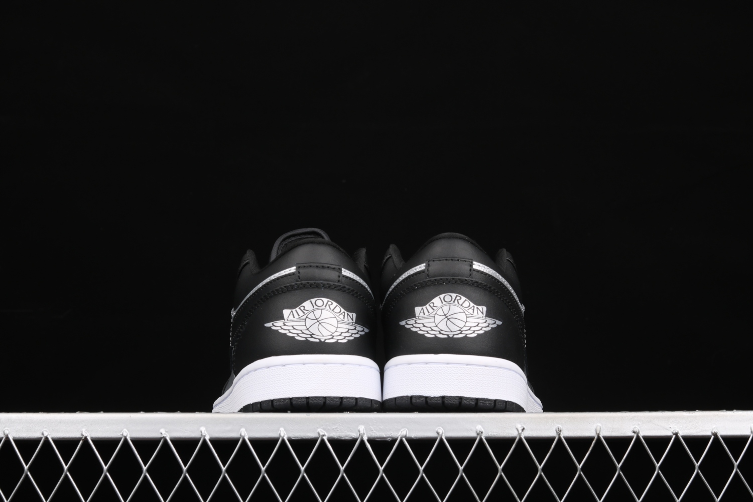 Jordan 1 Low SE Black Metallic Silver (W) DA5551-001