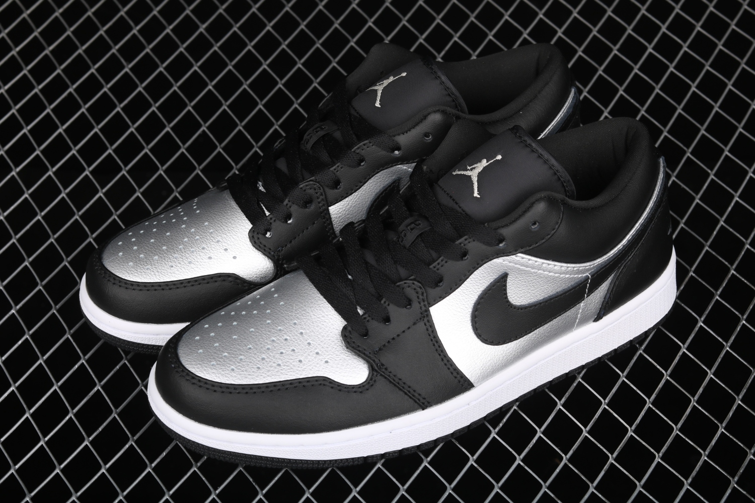Jordan 1 Low SE Black Metallic Silver (W) DA5551-001