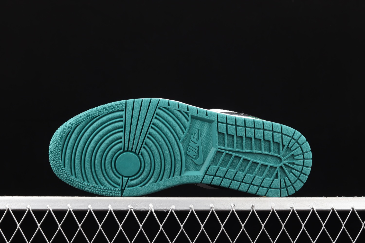 Jordan 1 Low Green Toe (GS) 553558-371