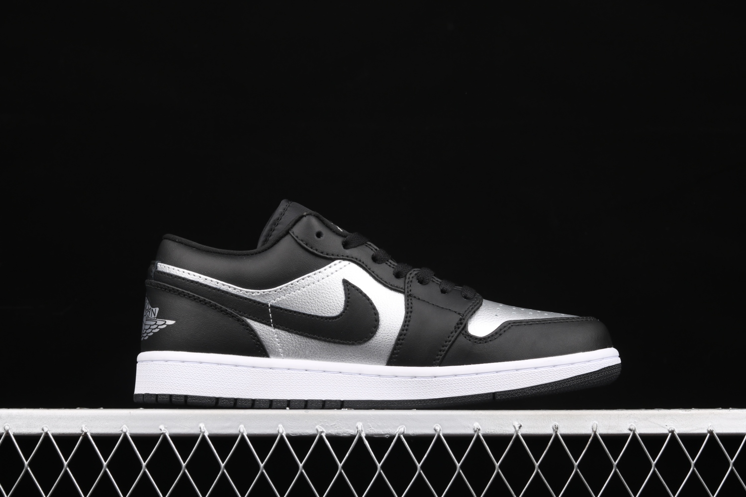 Jordan 1 Low SE Black Metallic Silver (W) DA5551-001