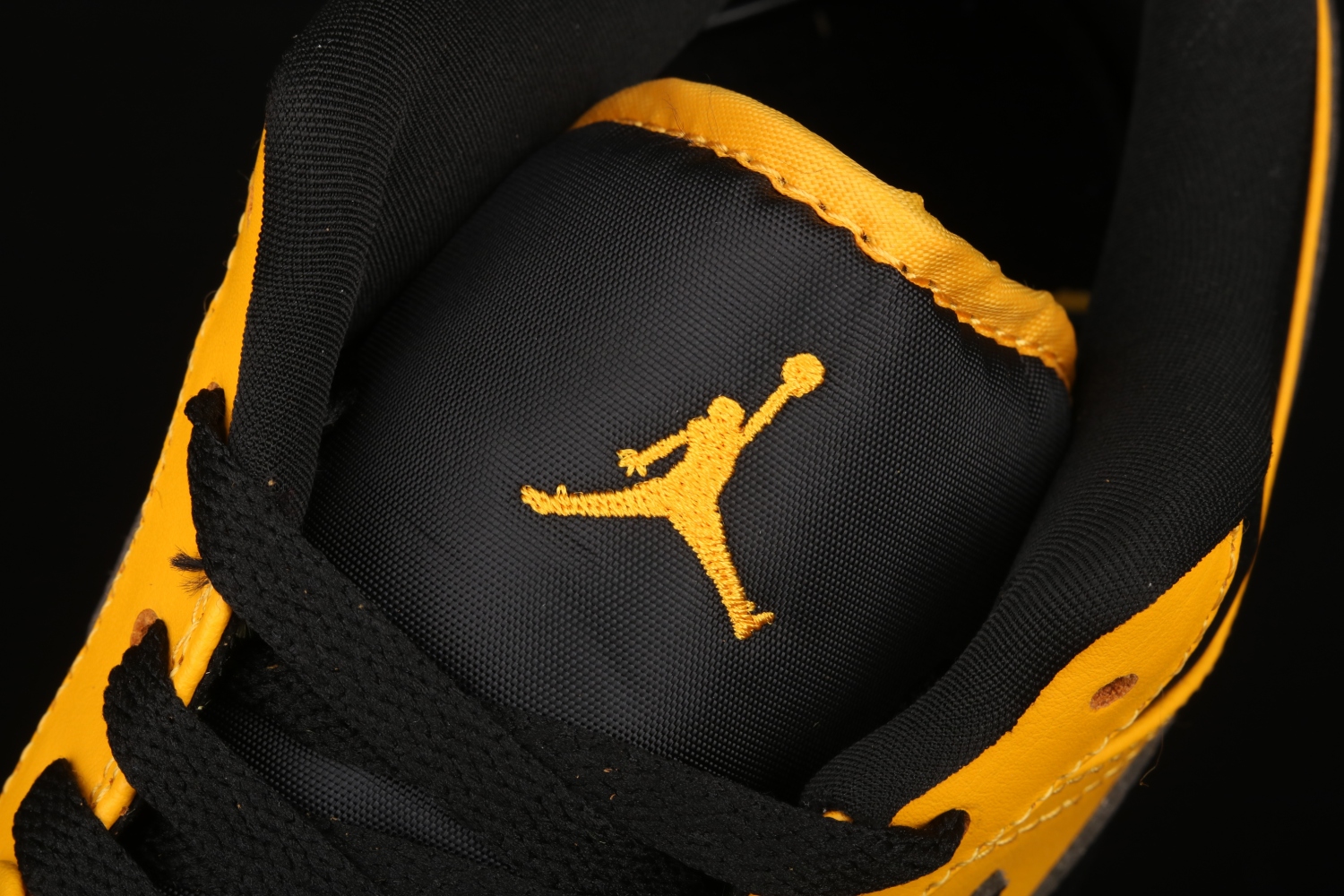 Jordan 1 Low University Gold 553558-700