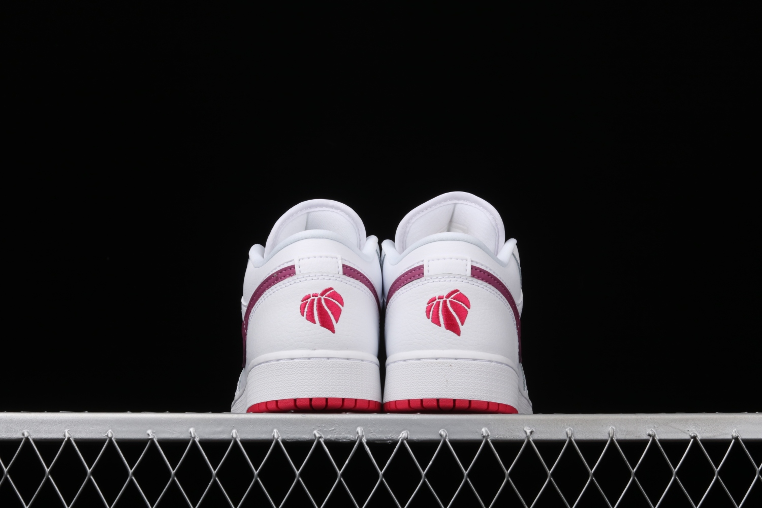 Jordan 1 Low White True Berry (GS) 554723-161