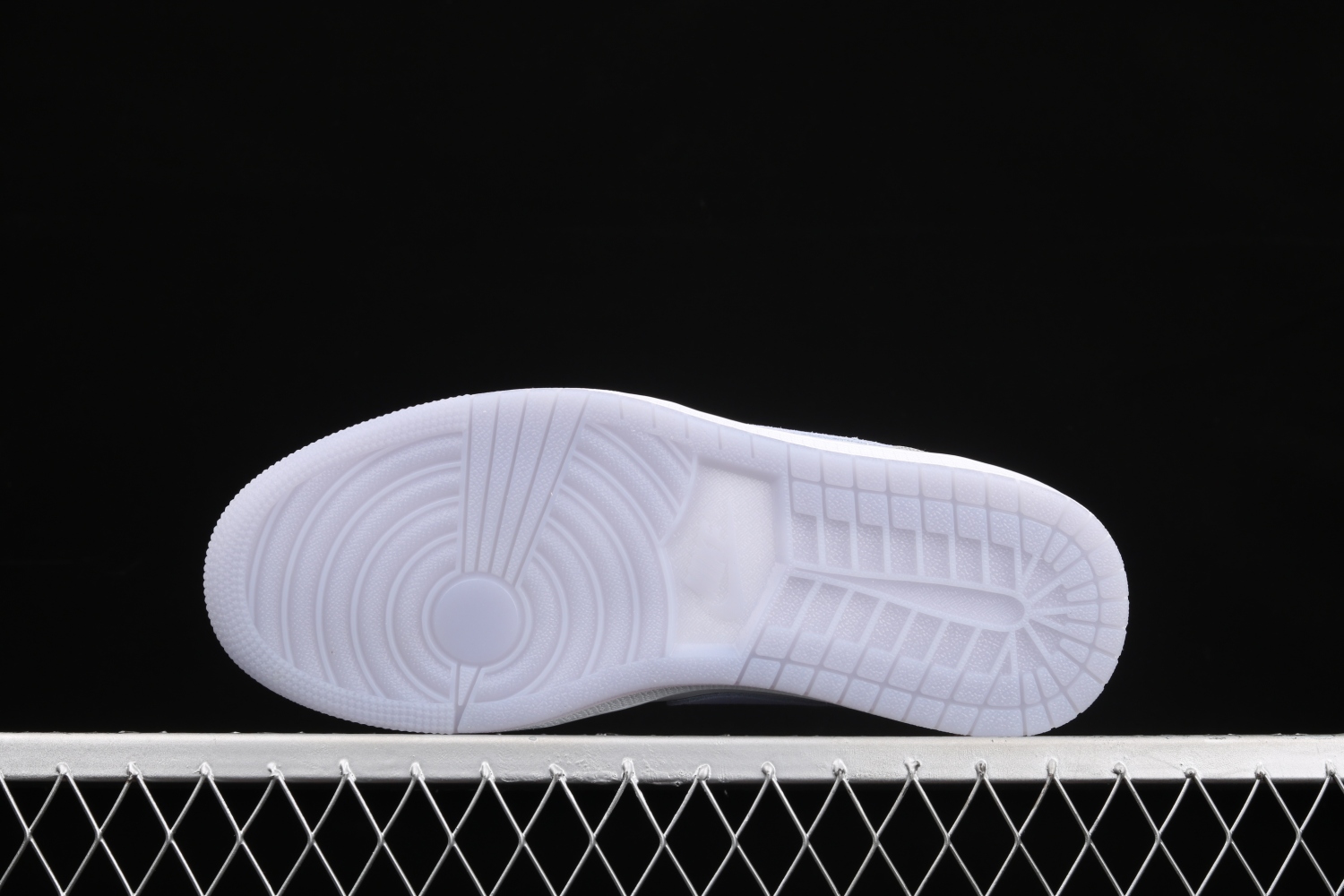Jordan 1 Mid Wolf Grey Aluminum (W)  BQ6472-105