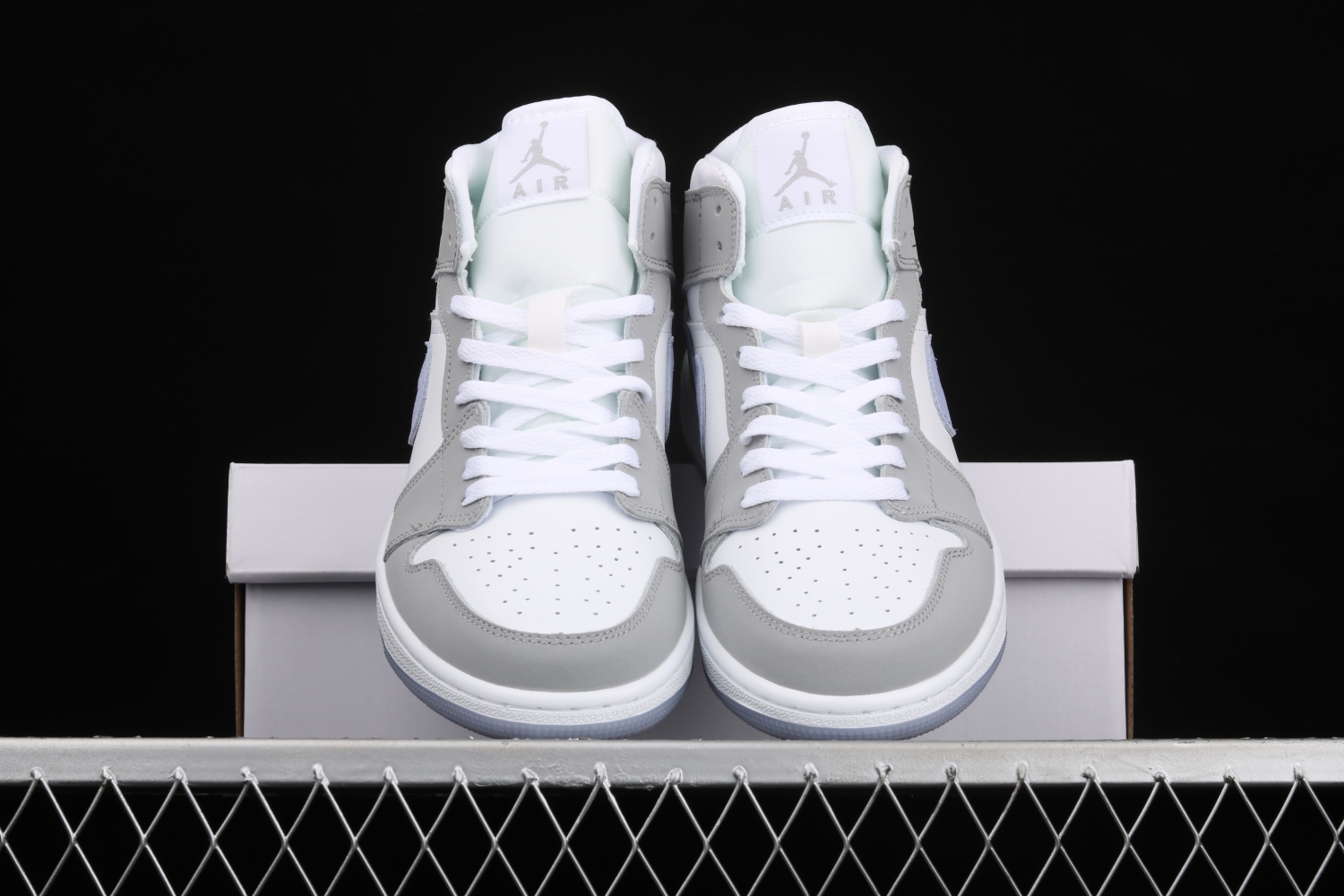 Jordan 1 Mid Wolf Grey Aluminum (W)  BQ6472-105