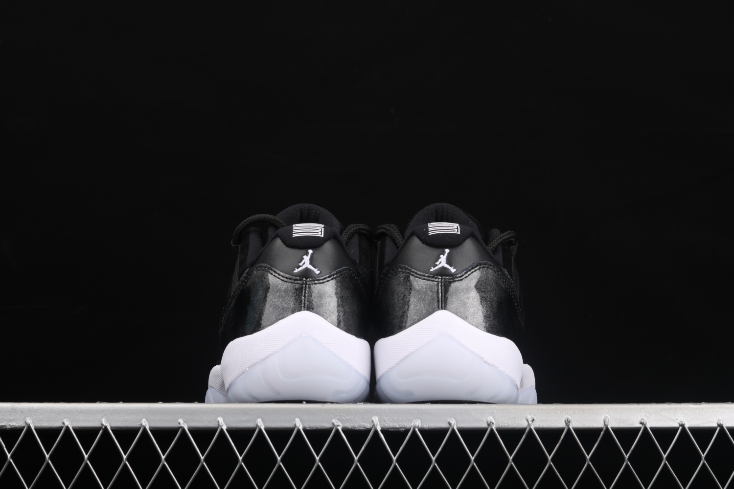 Jordan 11 Retro Low Barons 528895-010