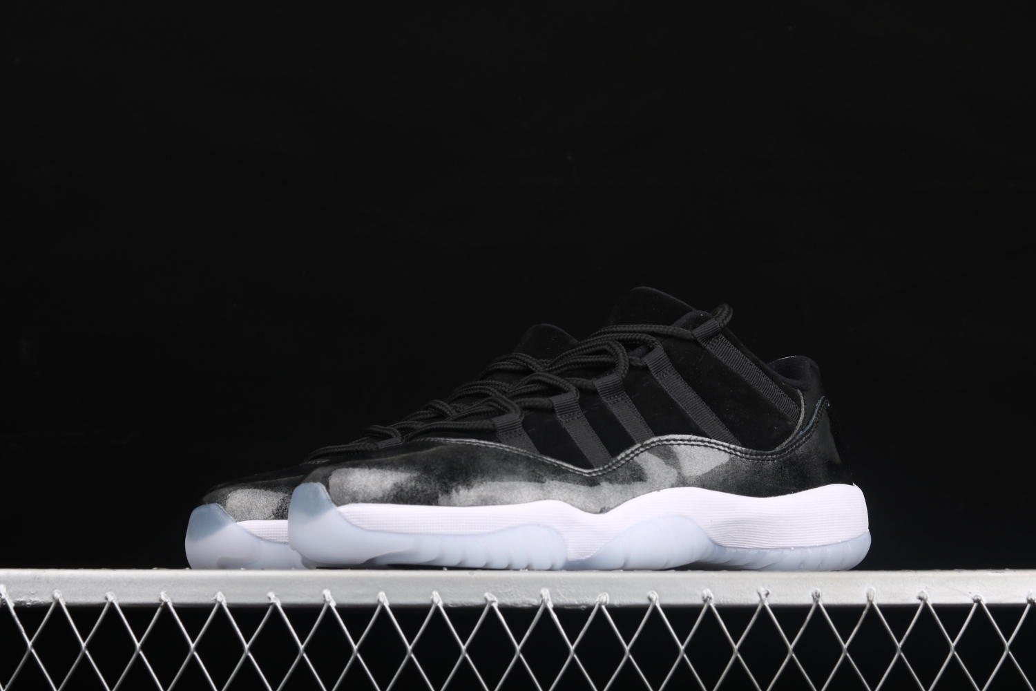 Jordan 11 Retro Low Barons 528895-010