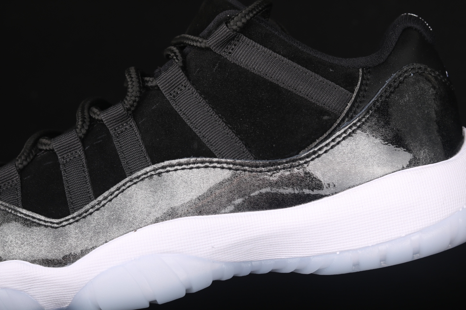 Jordan 11 Retro Low Barons 528895-010