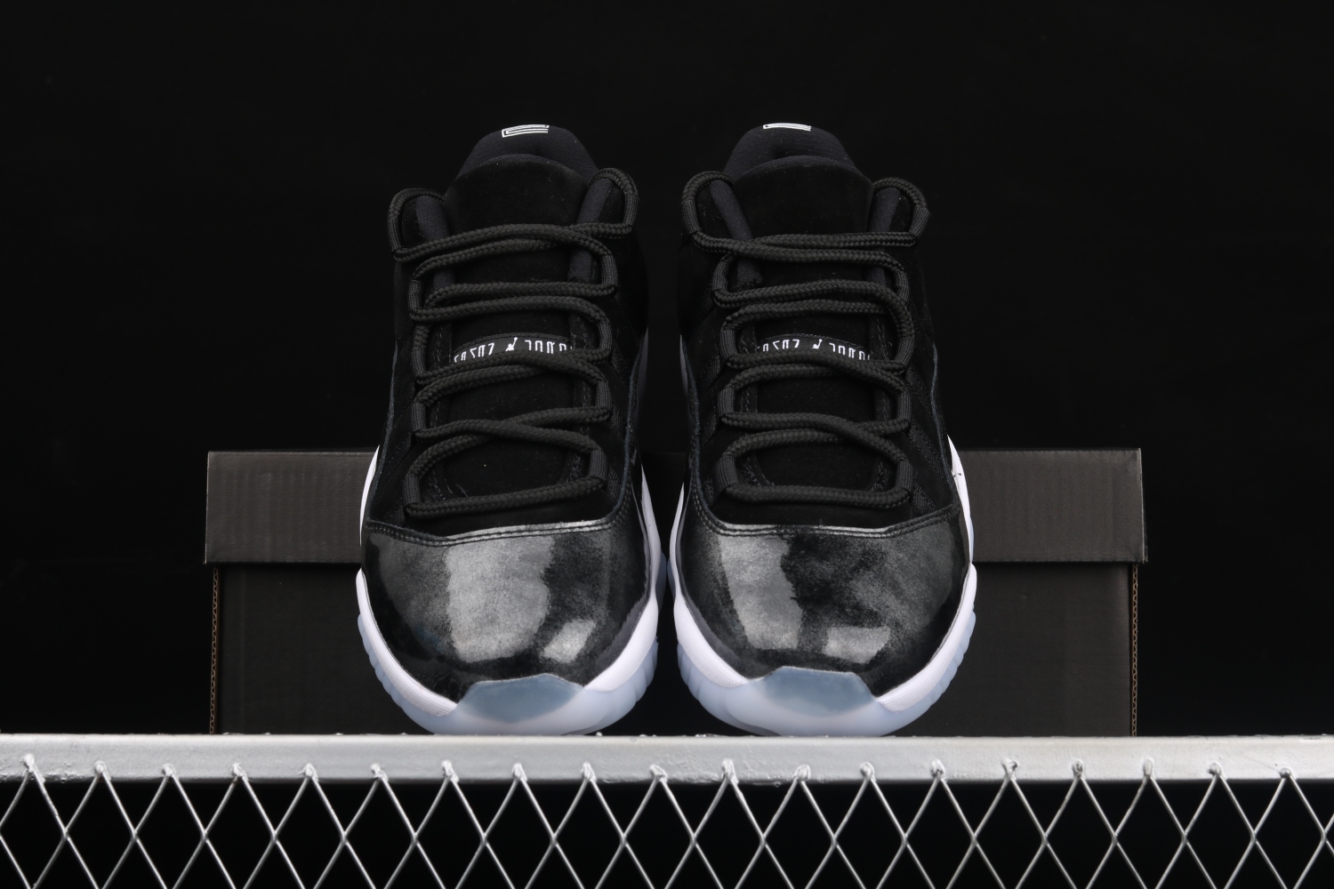 Jordan 11 Retro Low Barons 528895-010