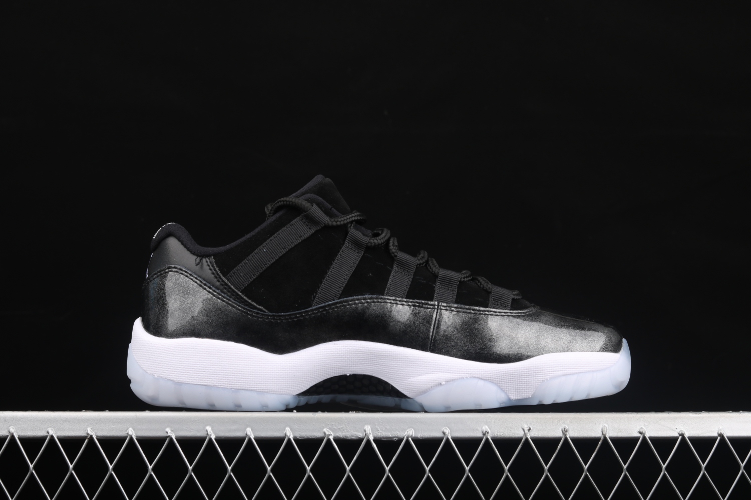 Jordan 11 Retro Low Barons 528895-010