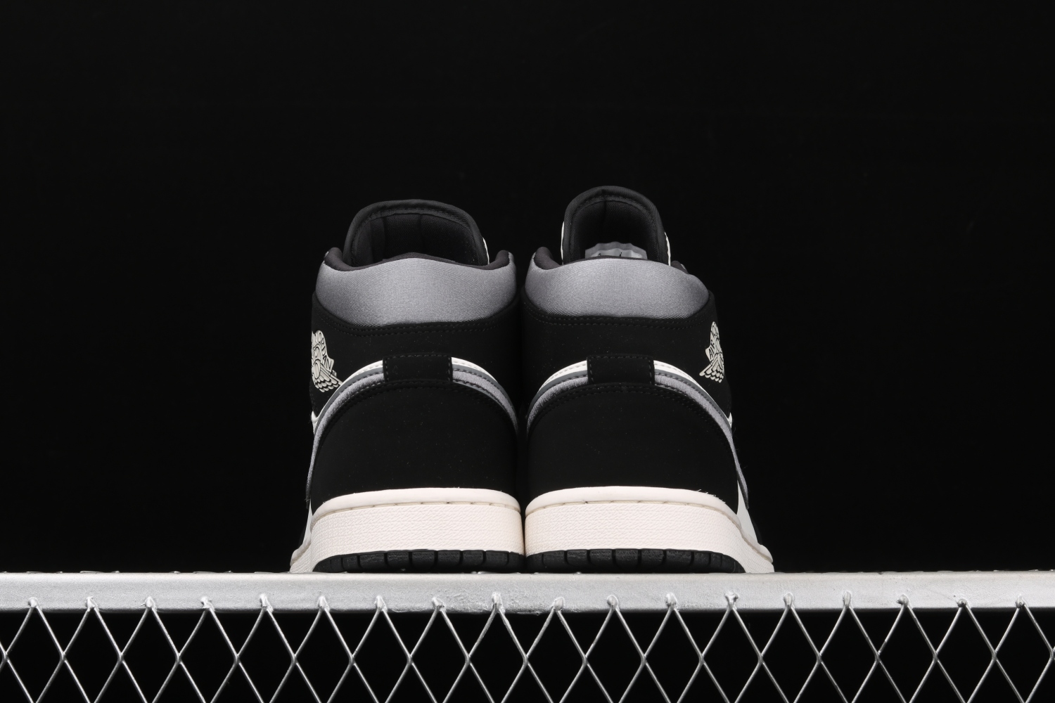 Jordan 1 Mid Satin Grey Toe  852542-011