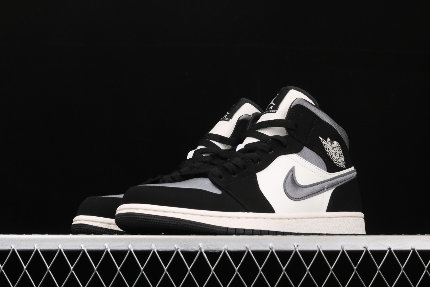 Jordan 1 Mid Satin Grey Toe  852542-011