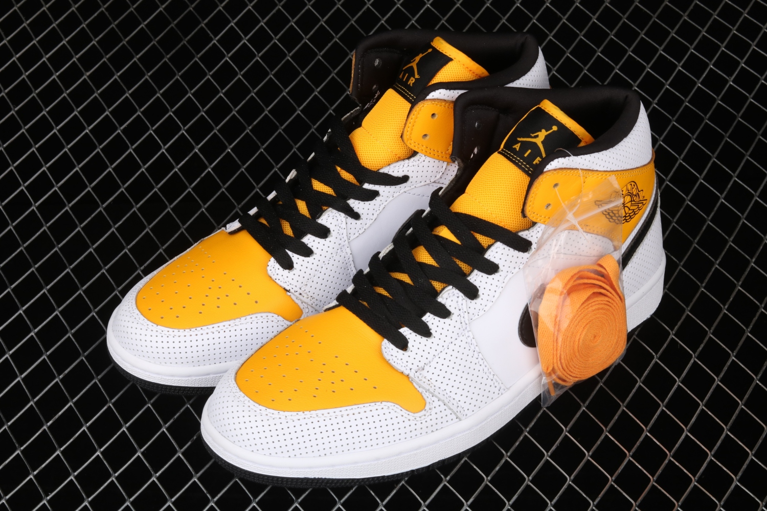 Jordan 1 Mid Laser Orange (W) BQ6472-107
