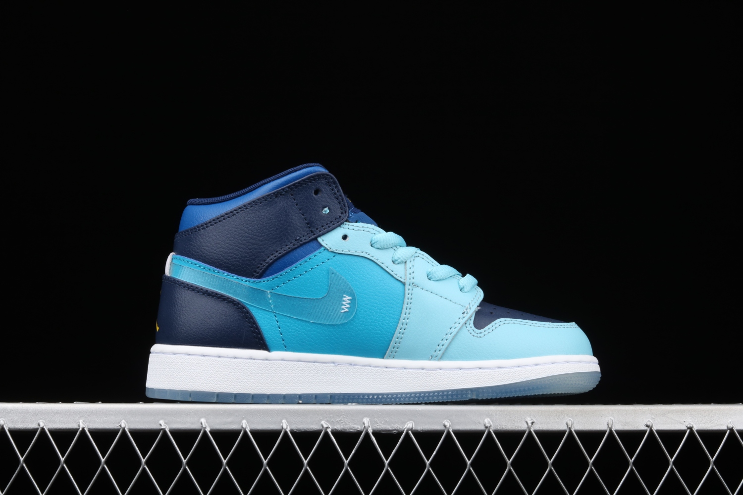 Jordan 1 Mid Fly (GS) BV7446-400