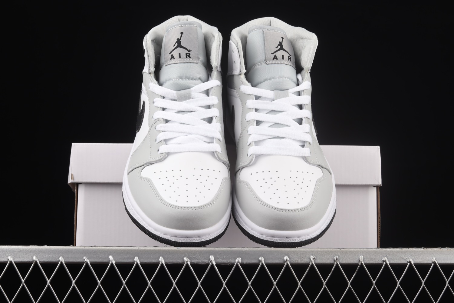 Jordan 1 Mid Light Smoke Grey (W)  BQ6472-015