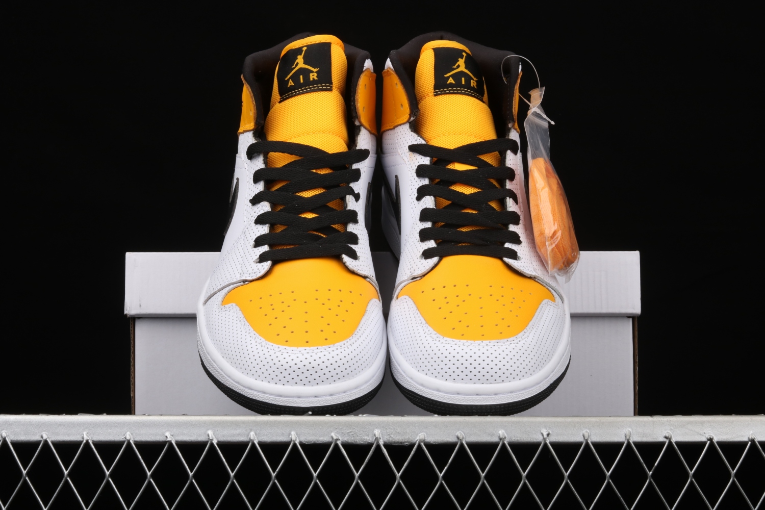 Jordan 1 Mid Laser Orange (W) BQ6472-107