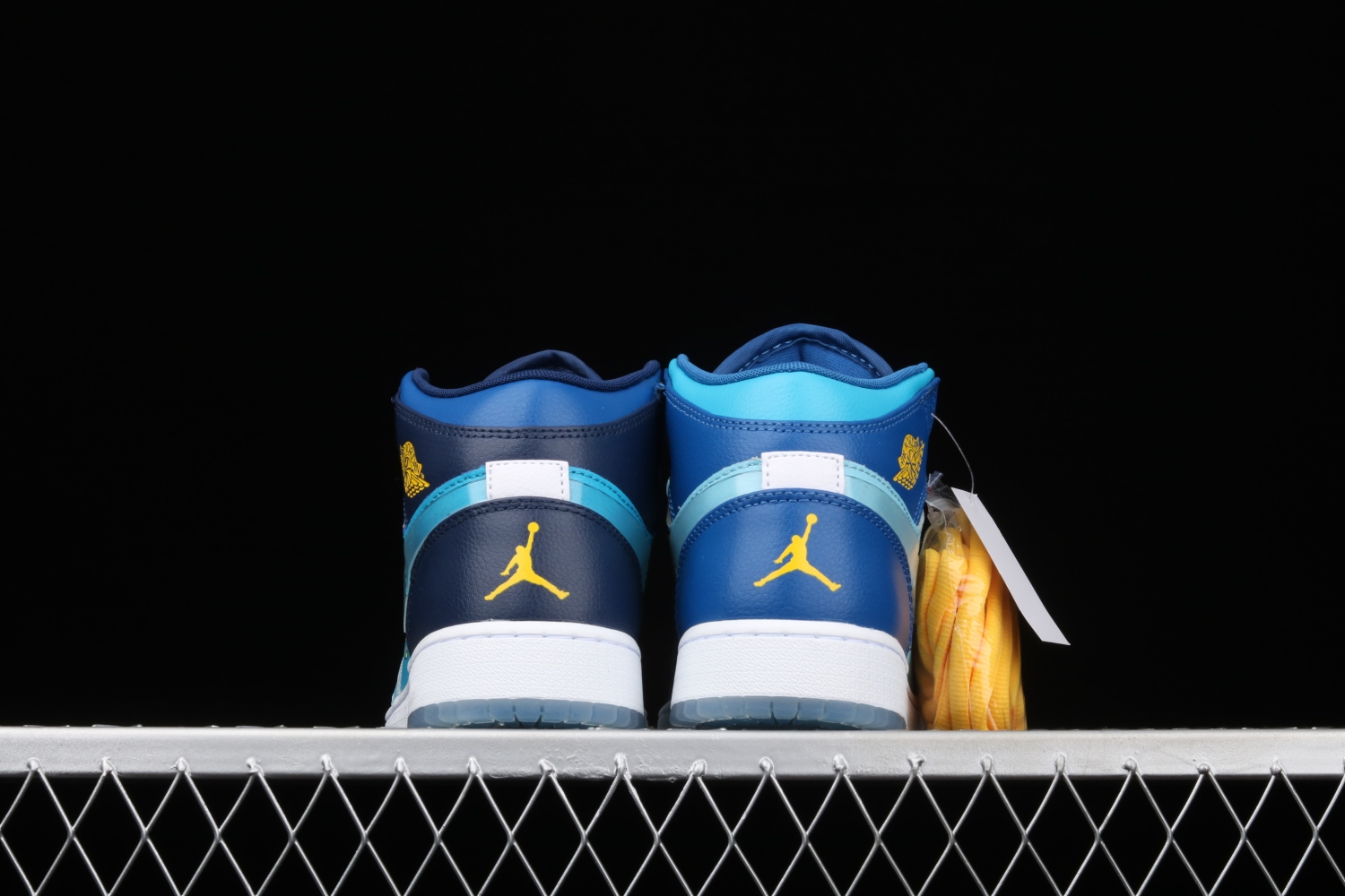 Jordan 1 Mid Fly (GS) BV7446-400