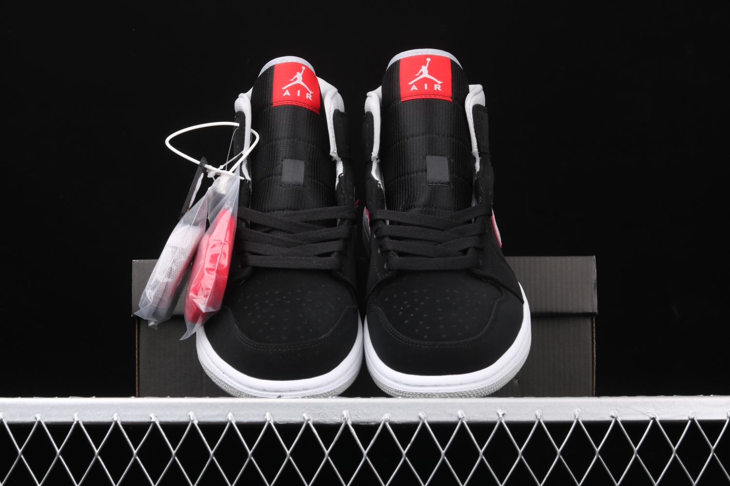 Jordan 1 Mid Black Particle Grey Gym Red 554724-060