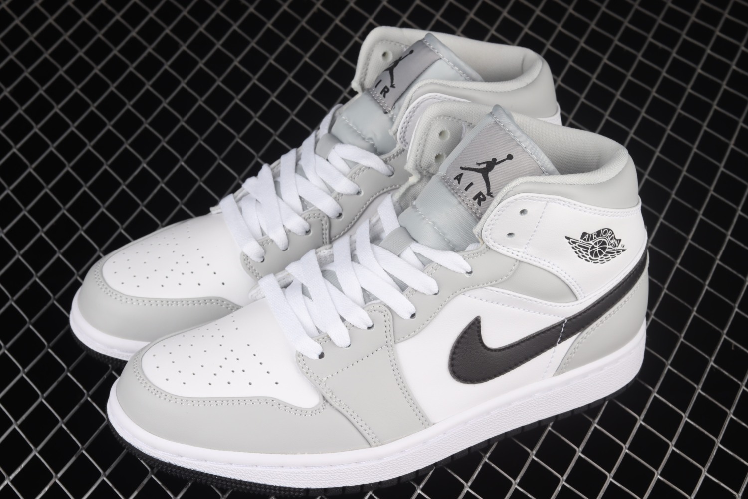 Jordan 1 Mid Light Smoke Grey (W)  BQ6472-015