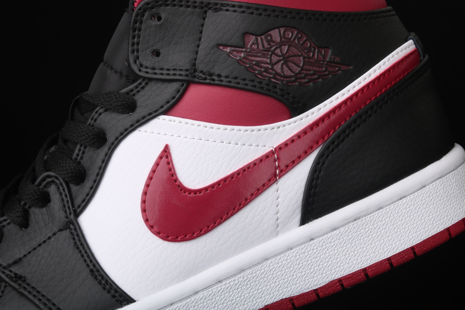 Jordan 1 Mid Bred Toe 554724-066