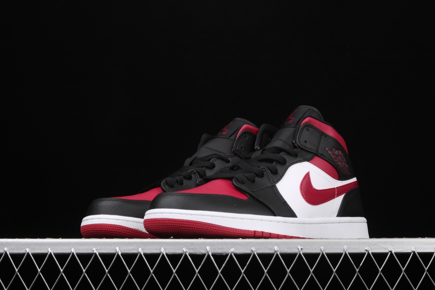 Jordan 1 Mid Bred Toe 554724-066