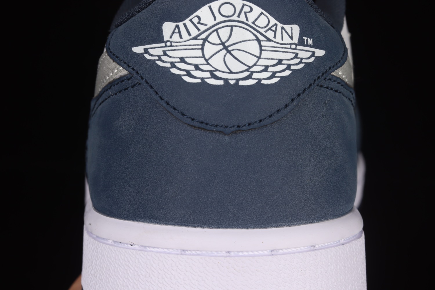 Jordan 1 Low SB Midnight Navy CJ7891-400
