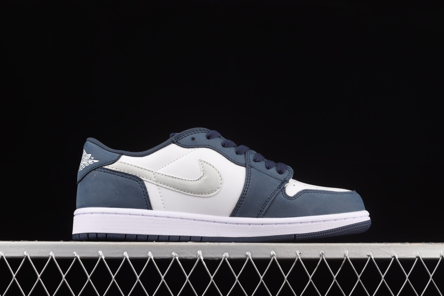 Jordan 1 Low SB Midnight Navy CJ7891-400
