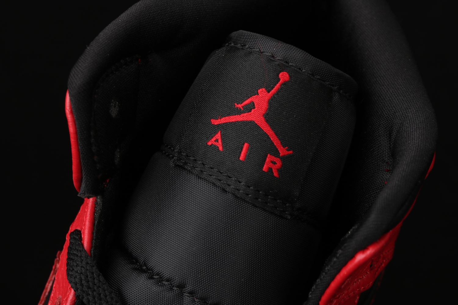 Jordan 1 Mid Banned (2020) 554724-074