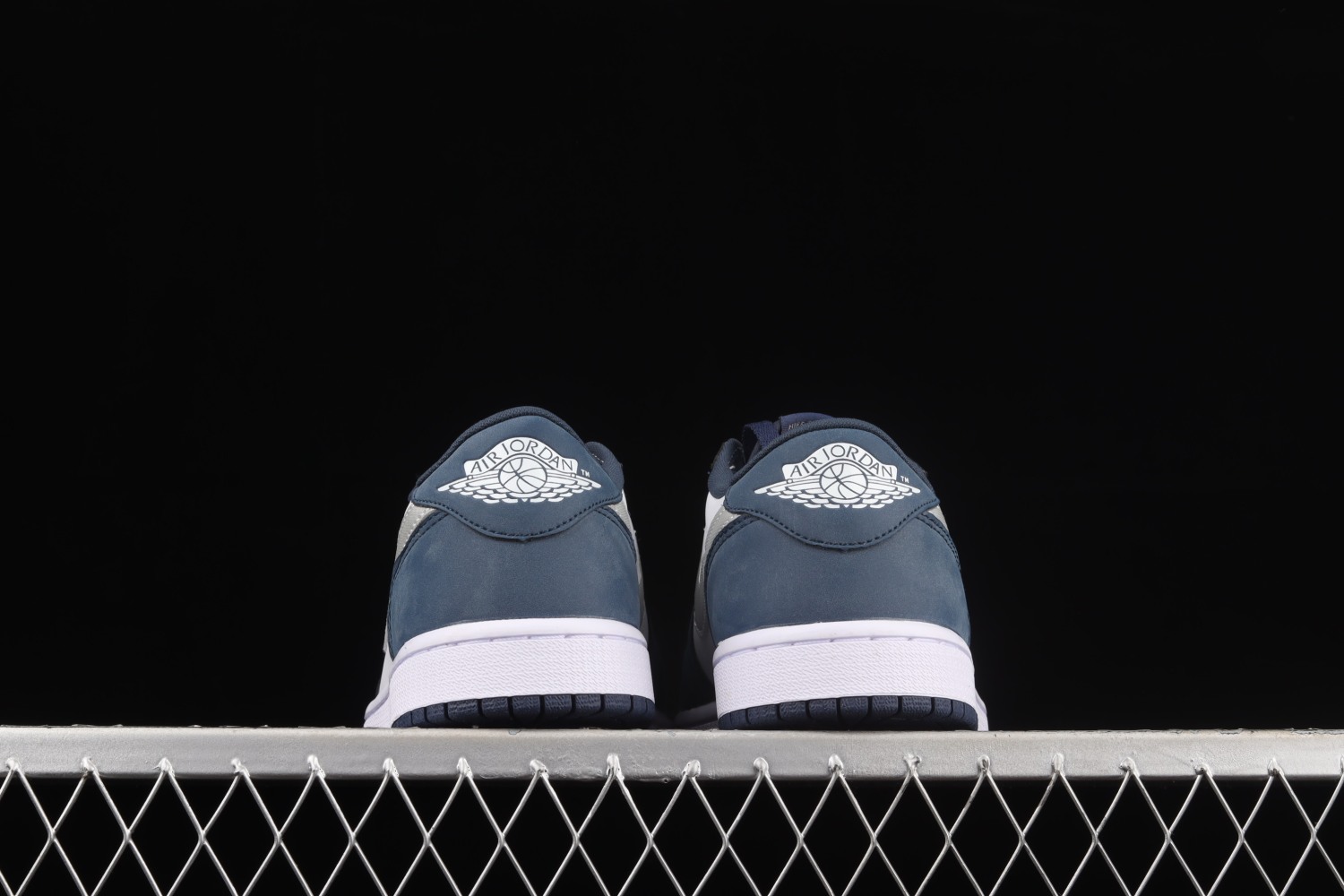 Jordan 1 Low SB Midnight Navy CJ7891-400