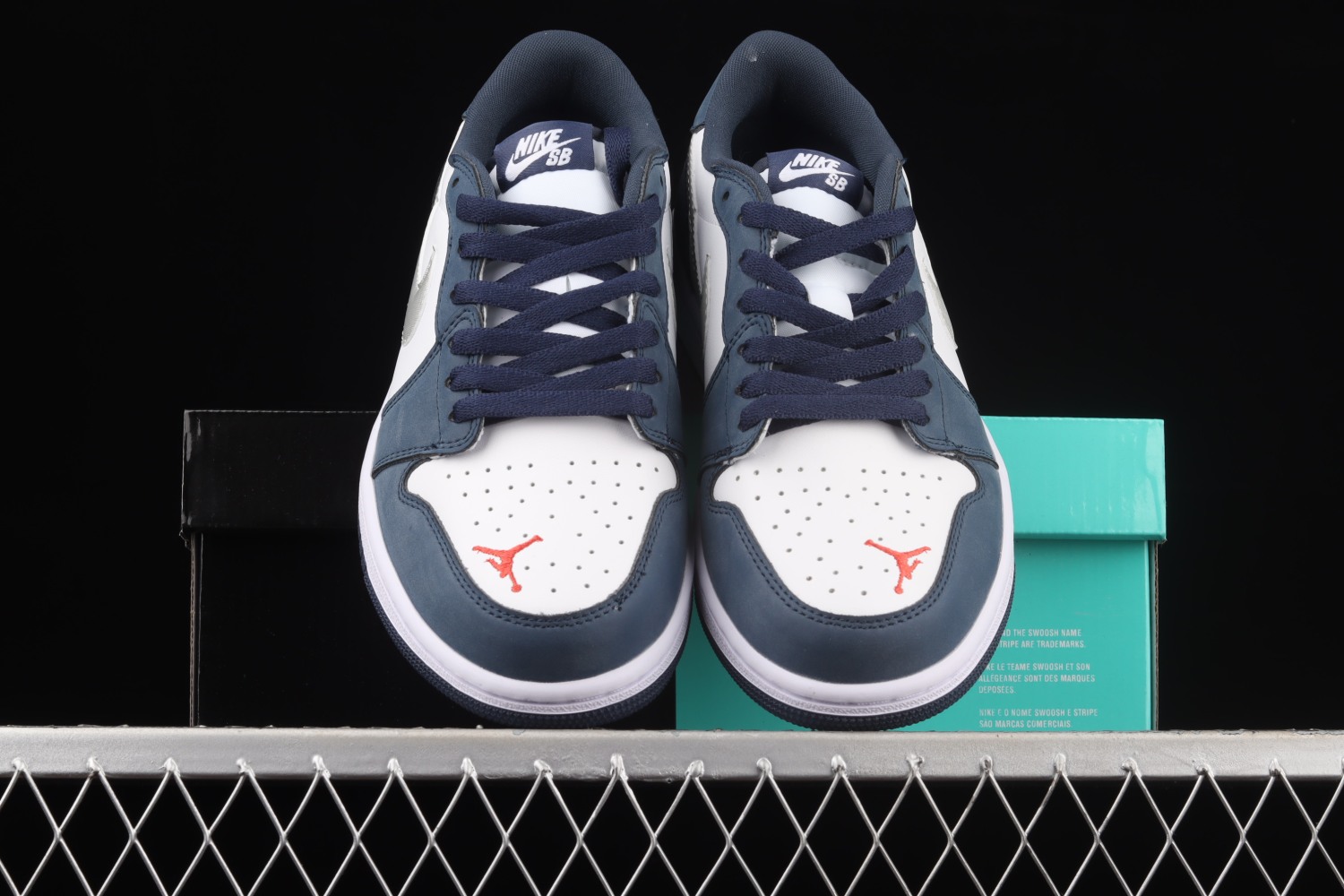 Jordan 1 Low SB Midnight Navy CJ7891-400