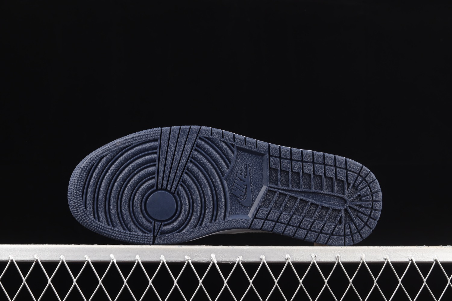 Jordan 1 Low SB Midnight Navy CJ7891-400