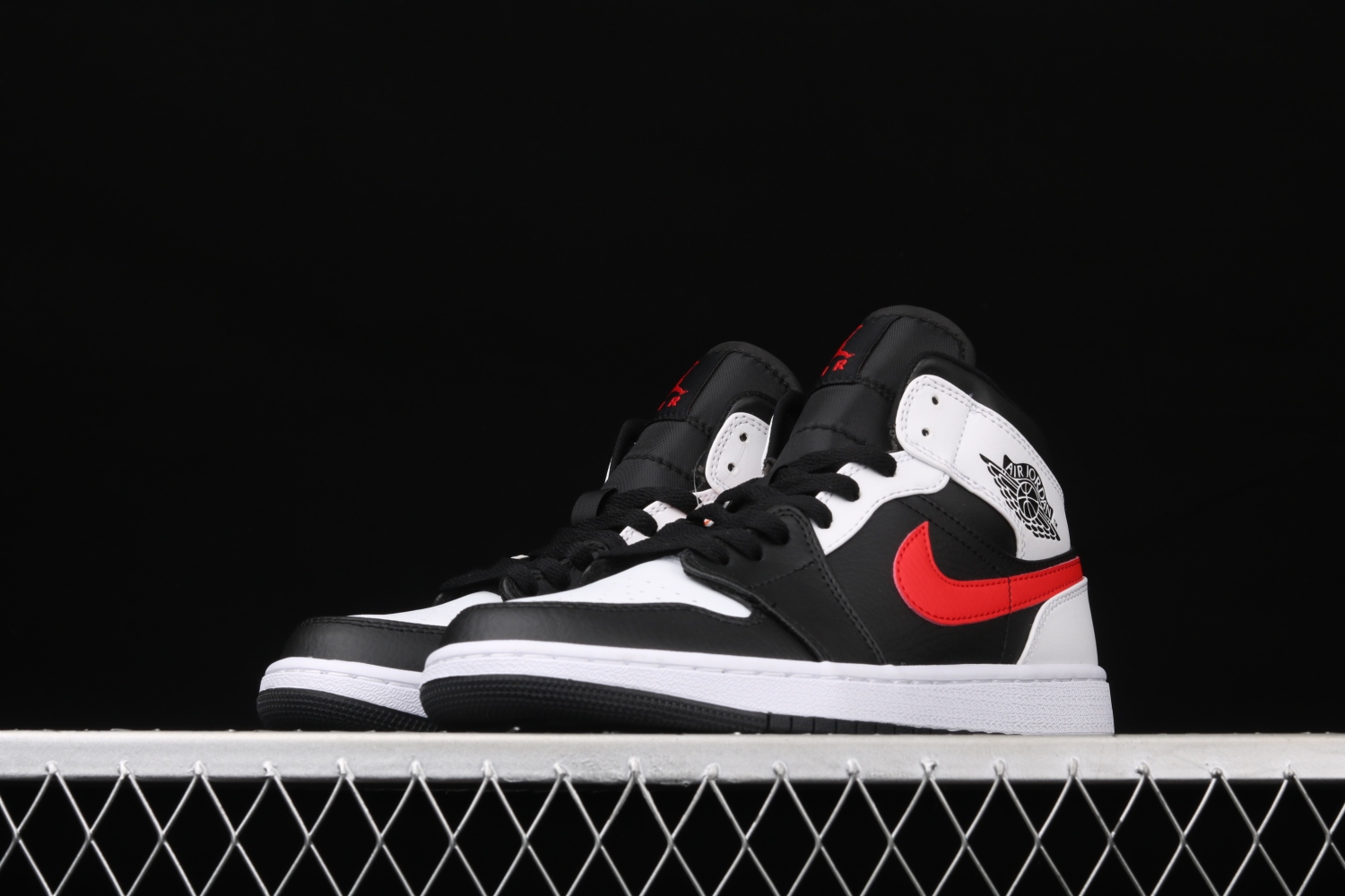 Jordan 1 Mid Black Chile Red White 554724-075