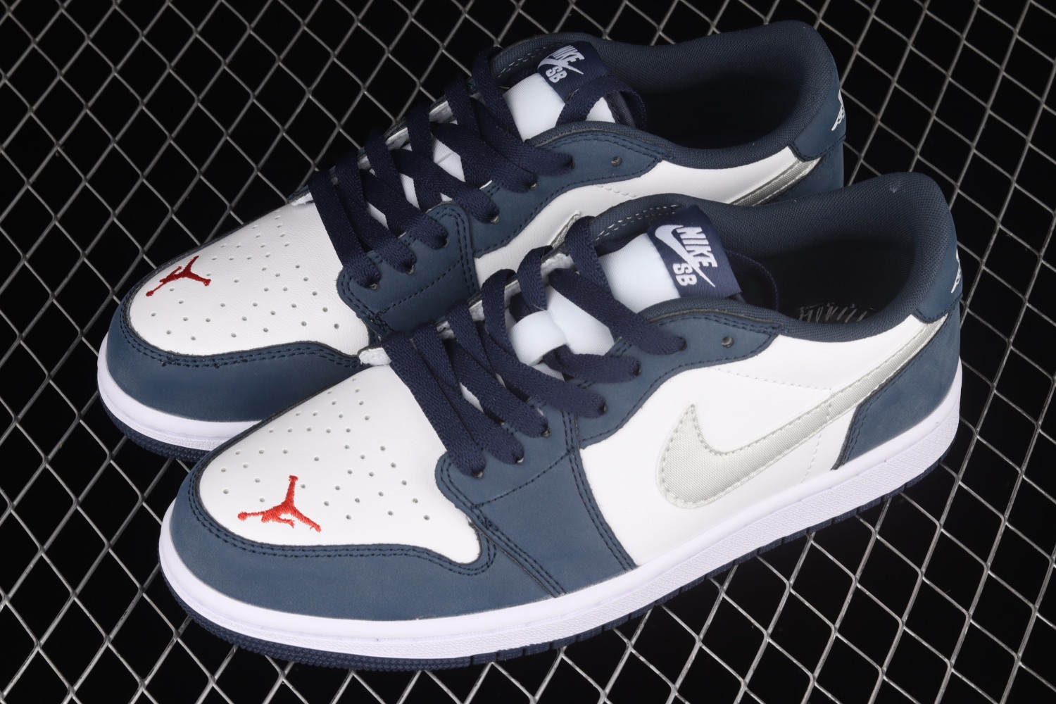 Jordan 1 Low SB Midnight Navy CJ7891-400