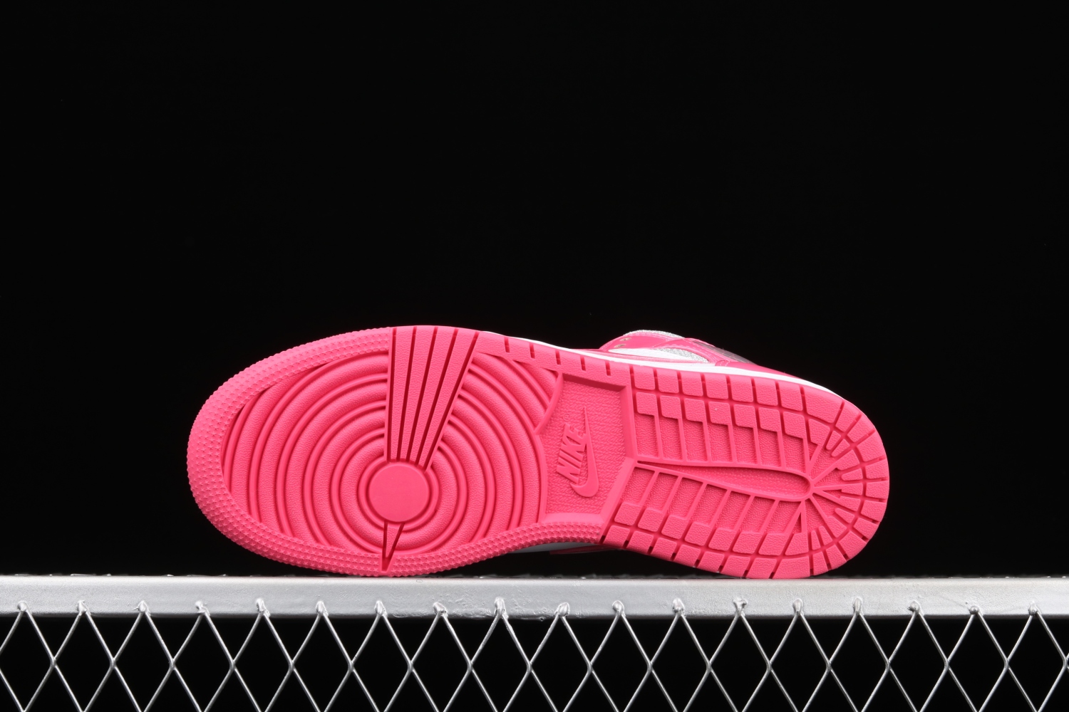 AIR JORDAN GIRLS 1 MID (GS) 555112-109