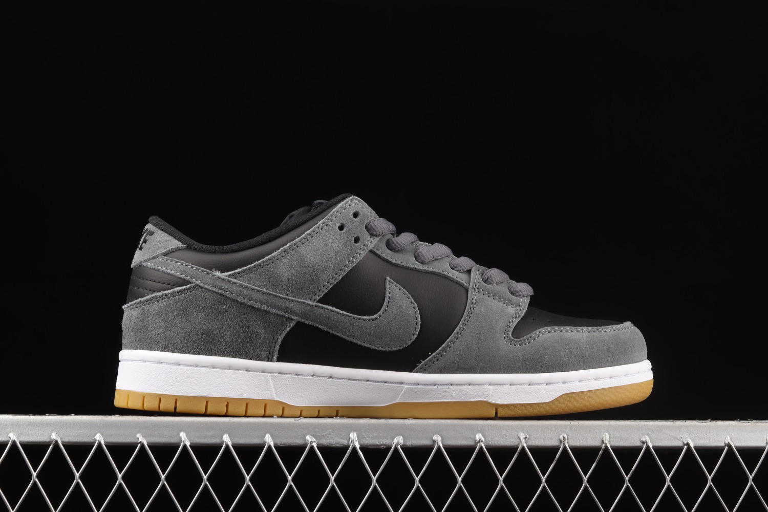 Nike SB Dunk Low Dark Grey Black Gum AR0778-001