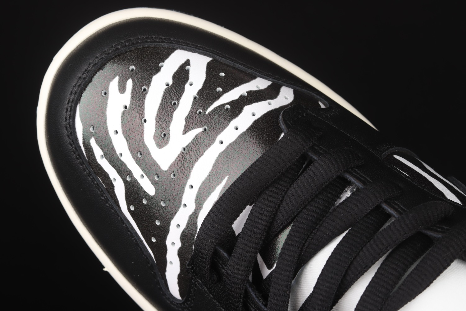 Nike SB Dunk Low OG QS Quartersnacks Zebra DM3510-001