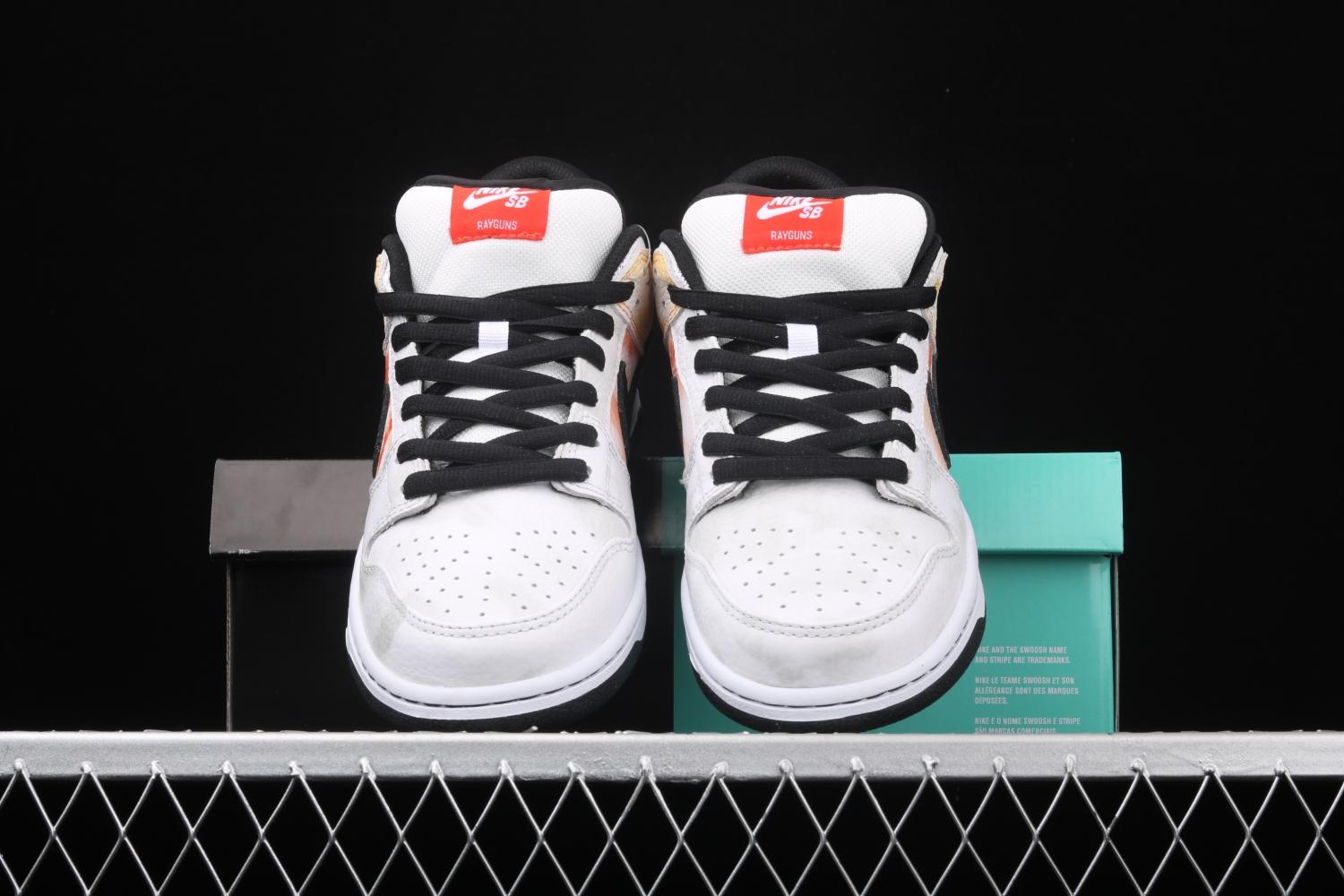 Nike SB Dunk Low Roswell Raygun BQ6832-101
