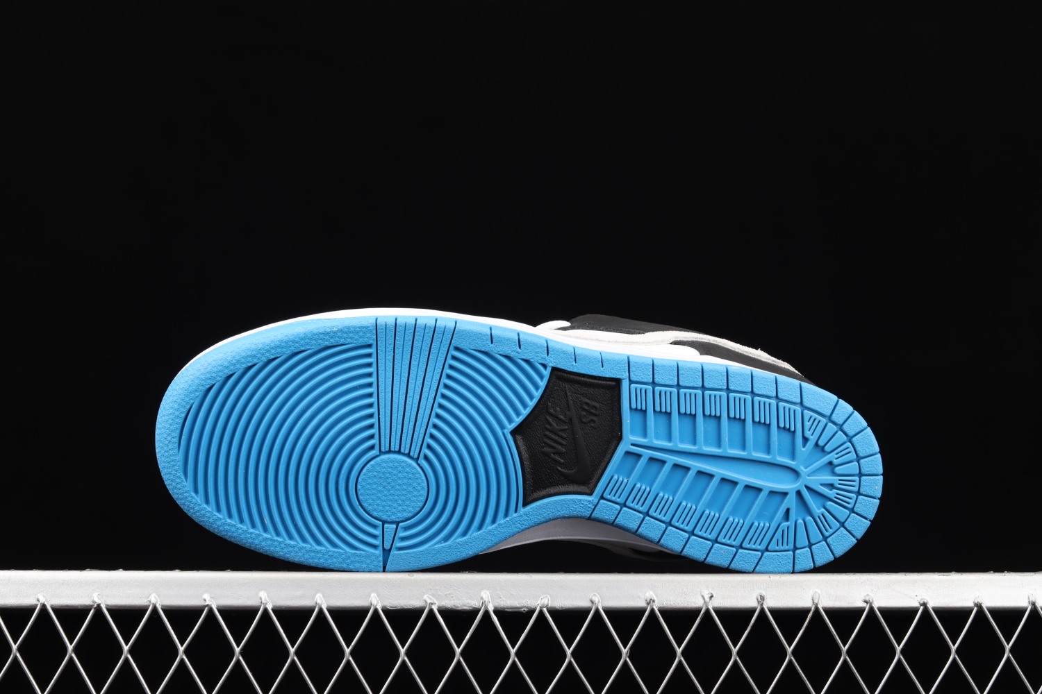 Nike SB Dunk Low Laser Blue BQ6817-101