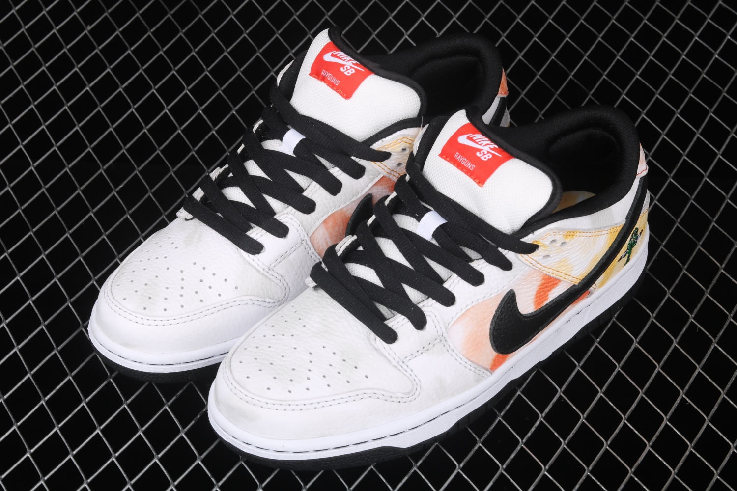 Nike SB Dunk Low Roswell Raygun BQ6832-101